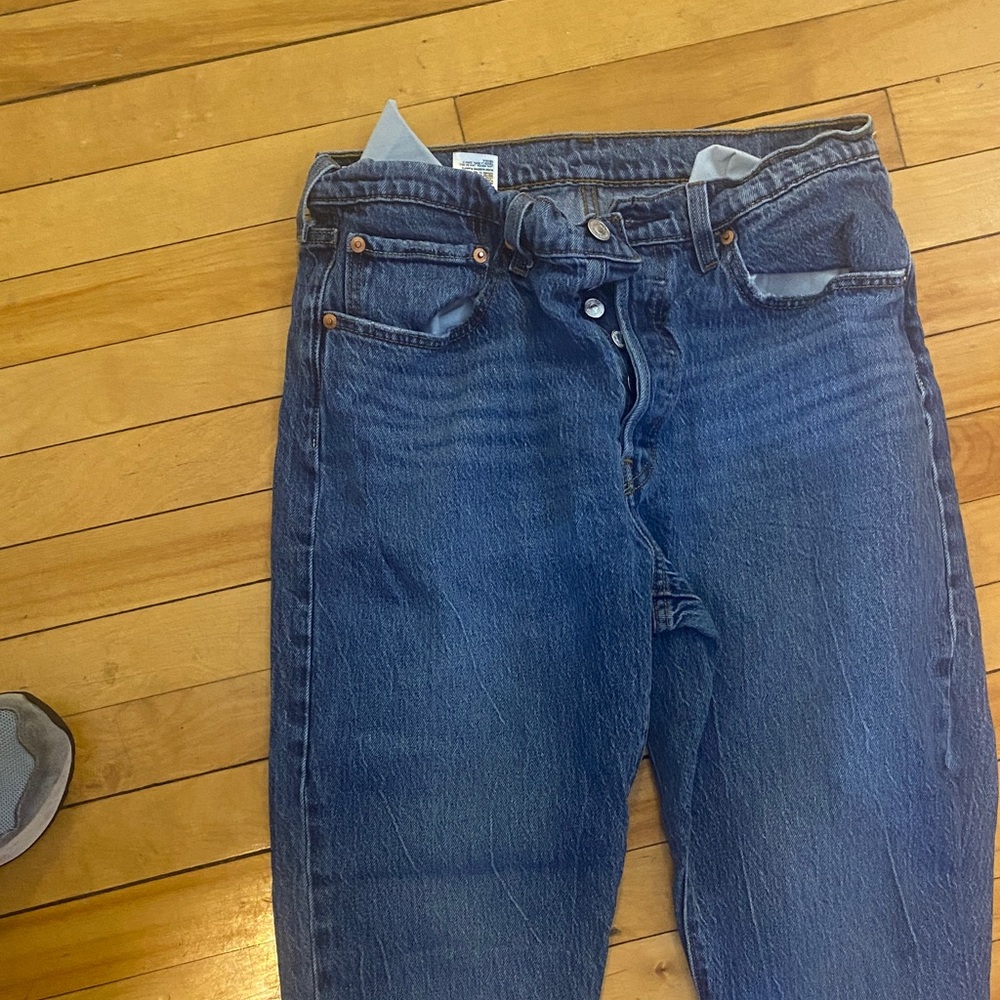 Levi's Women's 30x31 501 button fly like new.